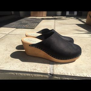 Nina Z wooden clog, Black suede!